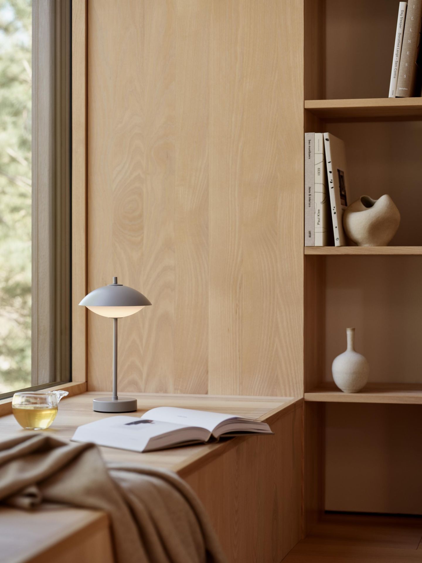 Clam Portable Tischleuchte Akkuleuchte Fritz Hansen Nine grey