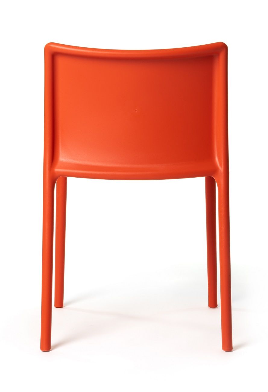 Rückansicht des orangefarbenen Magis Air Chair Stuhls für drinnen und draußen. Moderner Designstuhl.