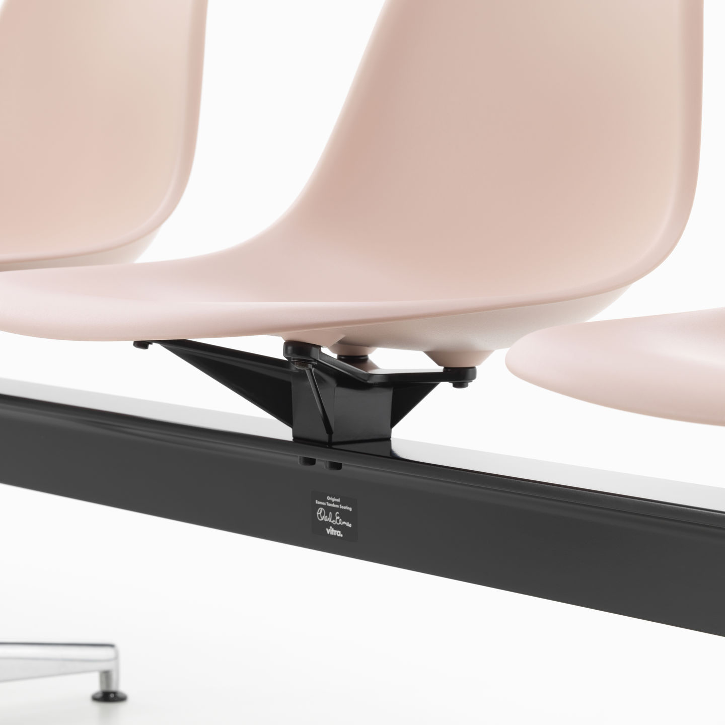 Eames Plastic Side Chair RE auf Traverse Vitra 