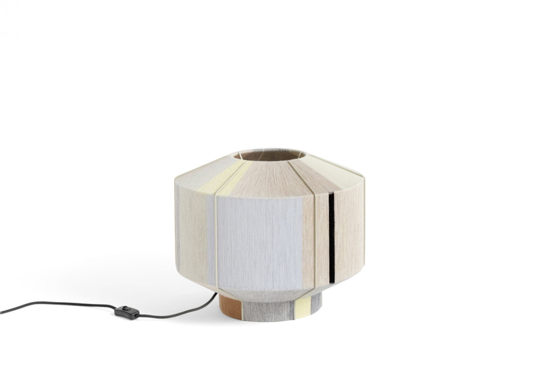 Bonbon Shade Lampe City Hay: Handgefertigter Lampenschirm aus Wolle in sanften Farbtönen.