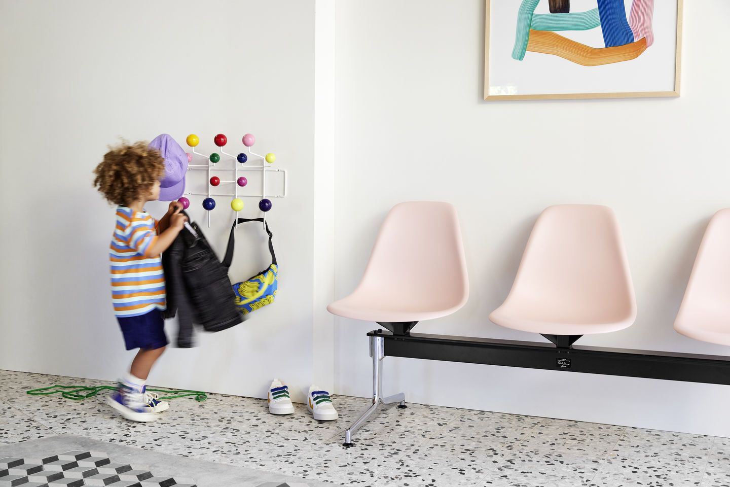 Eames Plastic Side Chair RE auf Traverse Vitra 