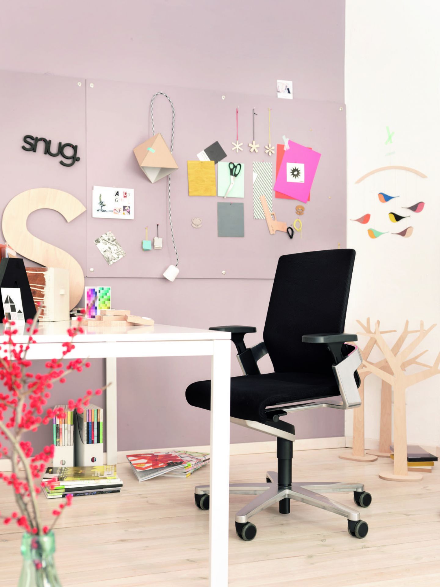 Schwarzer Wilkhahn ON Drehstuhl mit hoher Rückenlehne im modernen Büro, ergonomischer Bürostuhl für gesundes Sitzen.