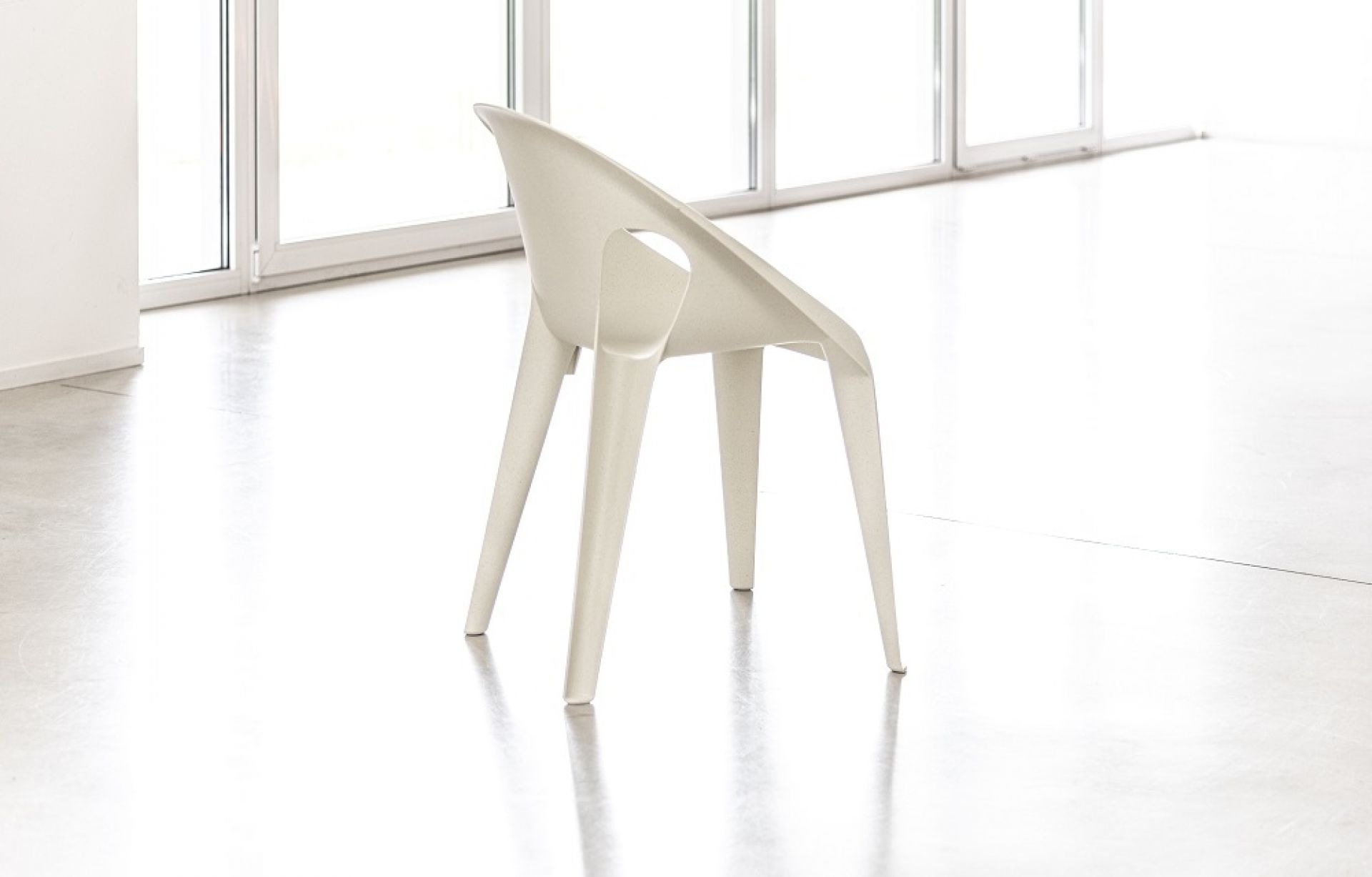 Bell Chair Indoor/Outdoor Stuhl mit Armlehnen stapelbar Magis