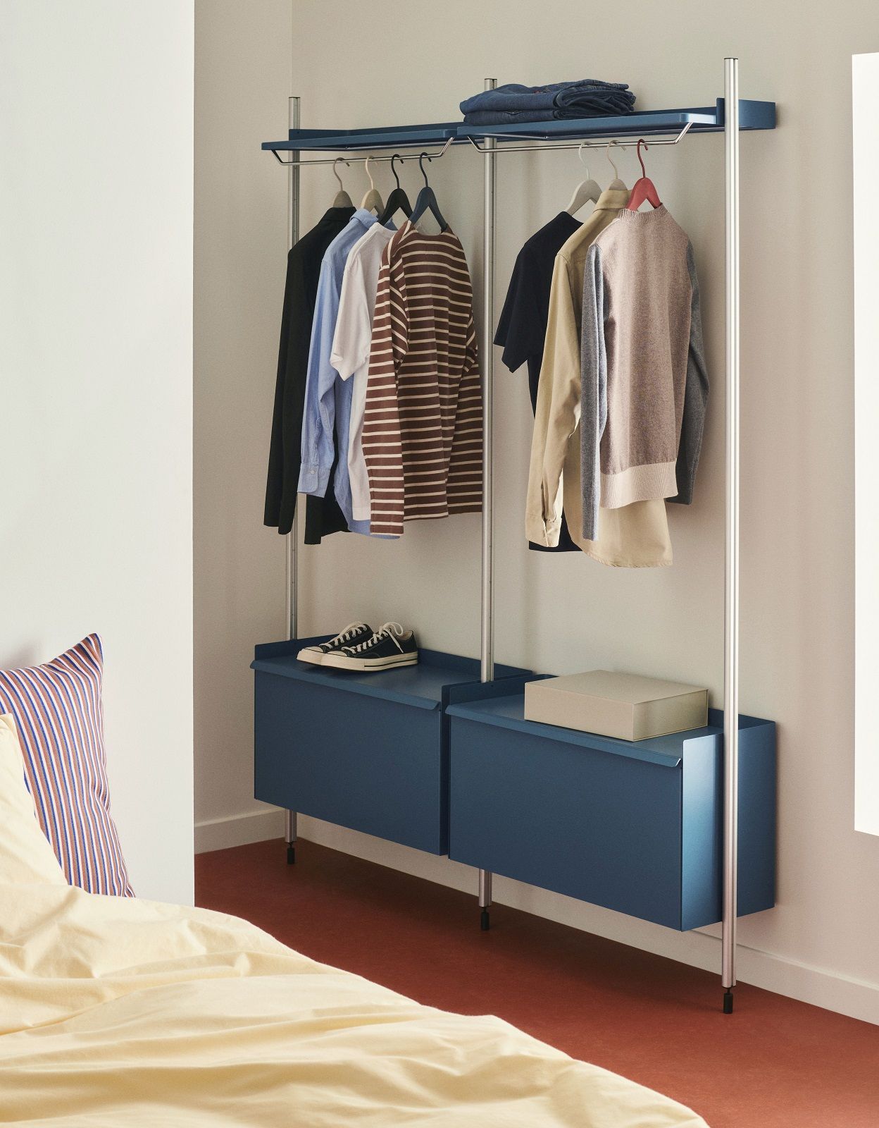Pier System 1002 2 Column Regal / Garderobe Hay Stahlblau-Schwarz