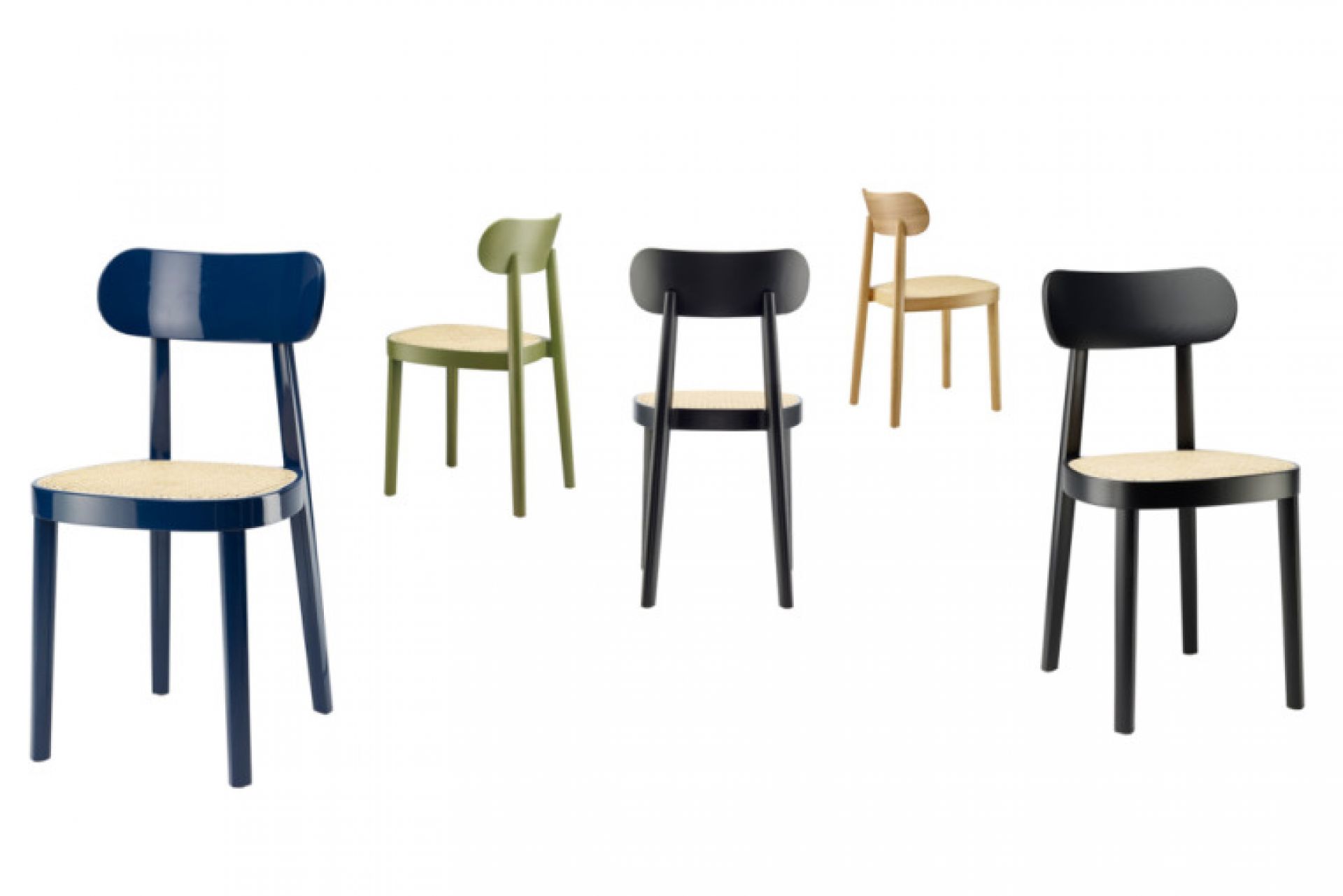 Mehrere Holzstühle, darunter ein Thonet 118, in verschiedenen Farben mit Wiener Geflecht Sitzfläche.