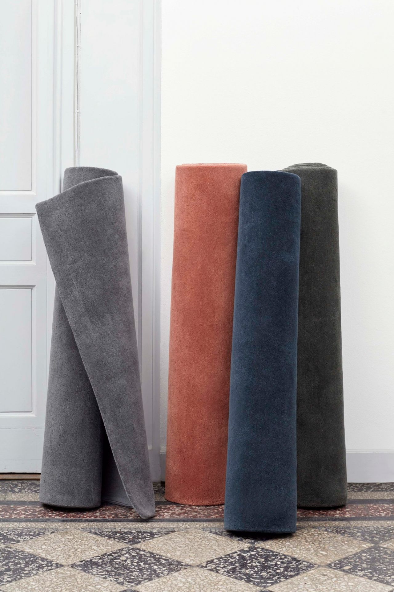 Raw Rug No 2 Teppich L 240 x B 170 cm / DUNKELGRAU Hay EINZELSTÜCK