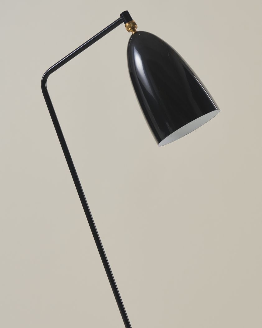 Detailaufnahme der Gräshoppa Stehleuchte in glänzendem Schwarz von Gubi, modernes Design.