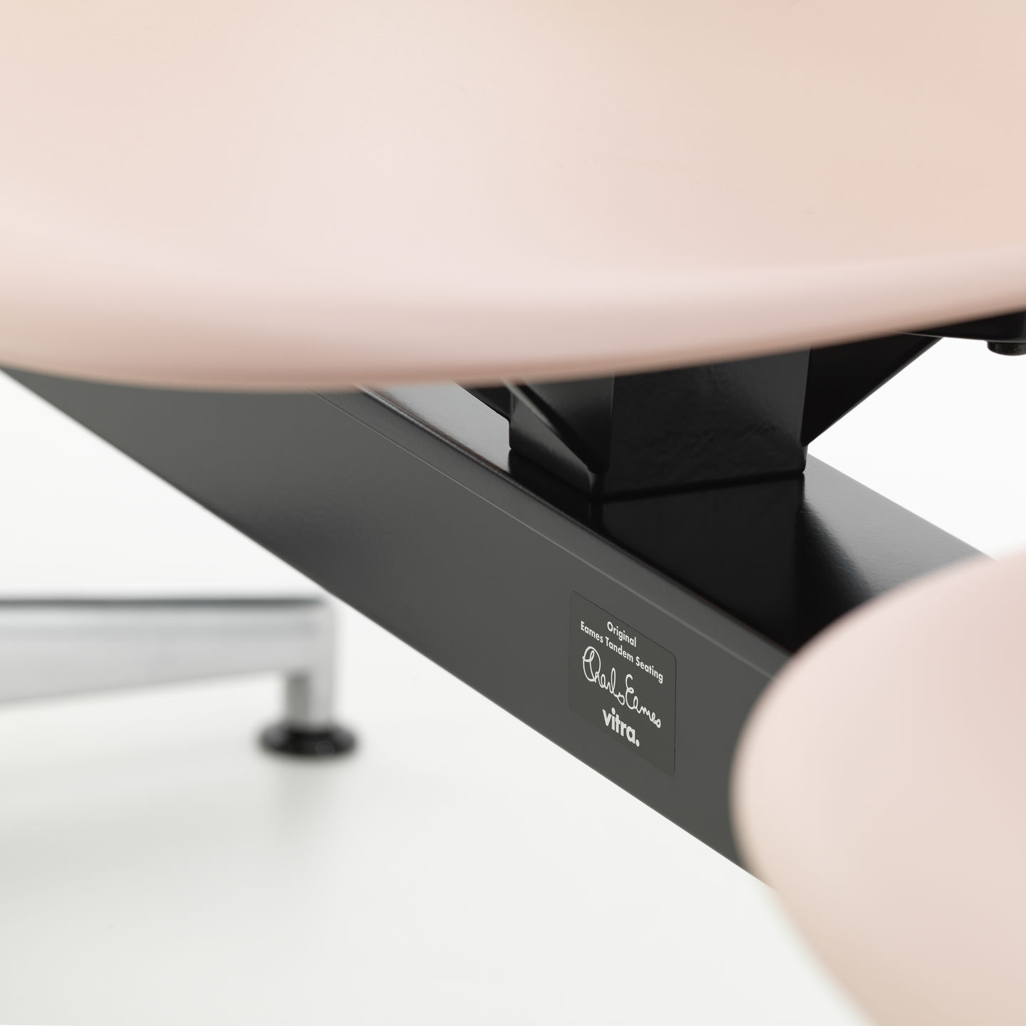 Eames Plastic Side Chair RE auf Traverse Vitra 