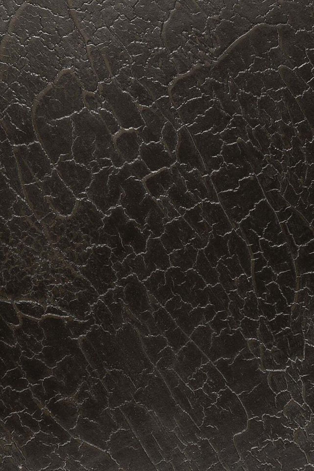 Detailaufnahme der Oberfläche des Ethnicraft Stability Couchtischs in Umberbraun mit einzigartiger Rissstruktur.