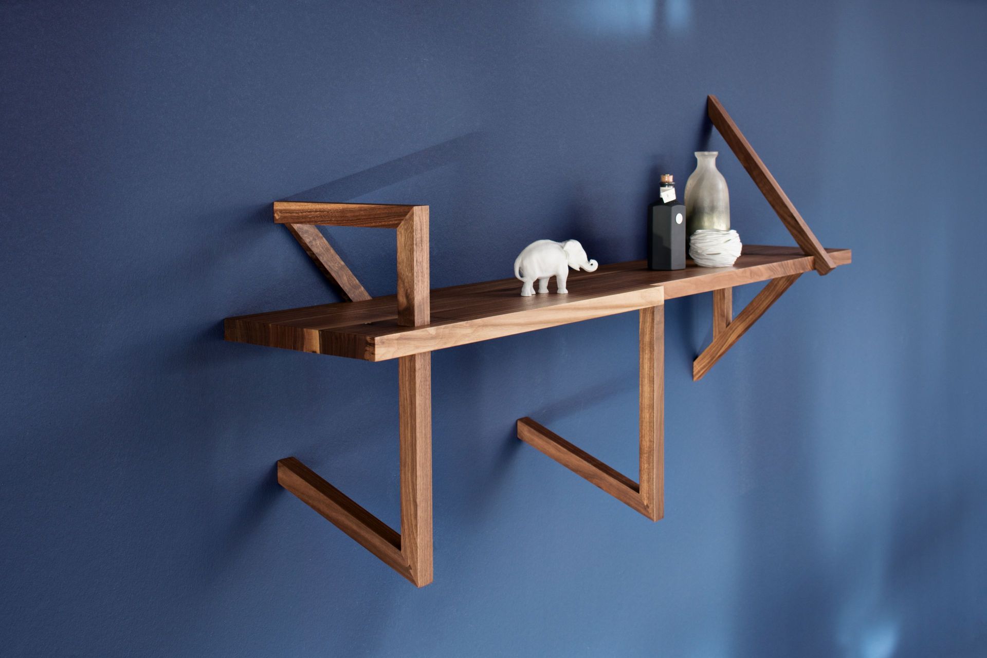 Modernes Wandregal aus Holz mit geometrischem Design, ideal für stilvolle Wohnräume.