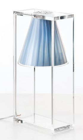 Light-Air Tischleuchte von Kartell: Glasklarer Rahmen mit blauem Stoffschirm, moderne Tischlampe.