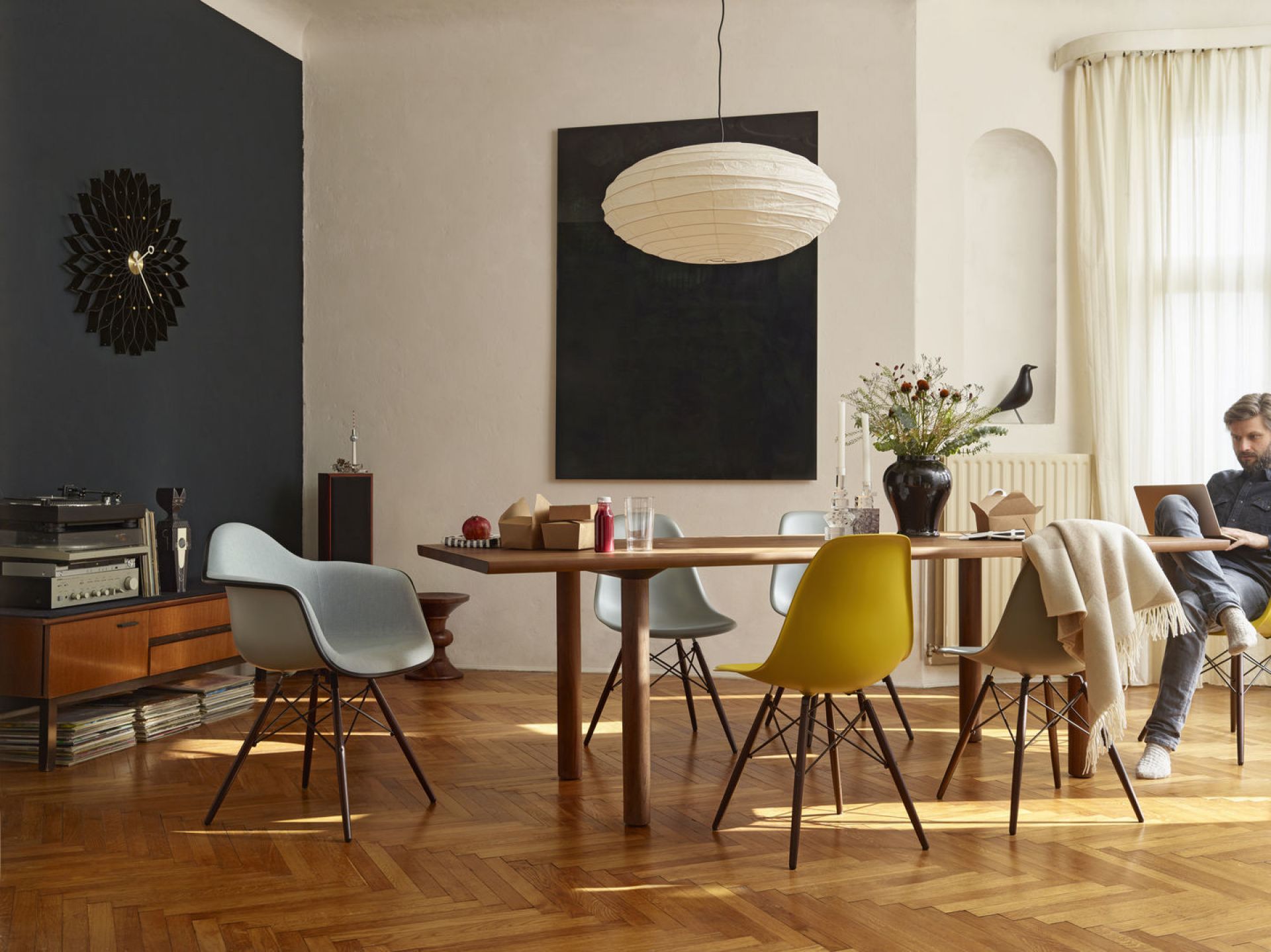 Eames Plastic Arm Chair DAW Stuhl mit Sitzpolster Vitra
