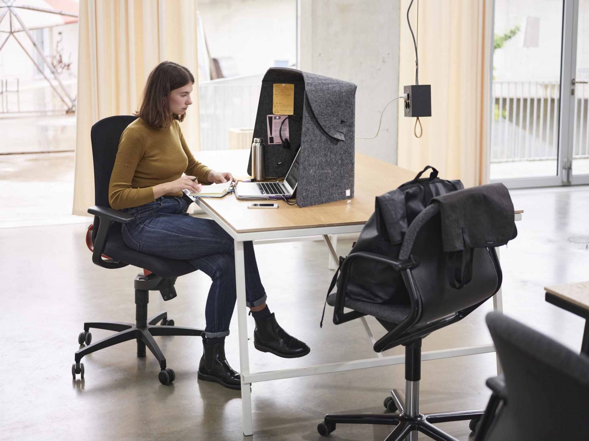 Fold-Up-Workspace Wilkhahn Frau arbeitet am Laptop im Wilkhahn Fold-Up-Workspace, einem mobilen, akustischen Arbeitsplatz.