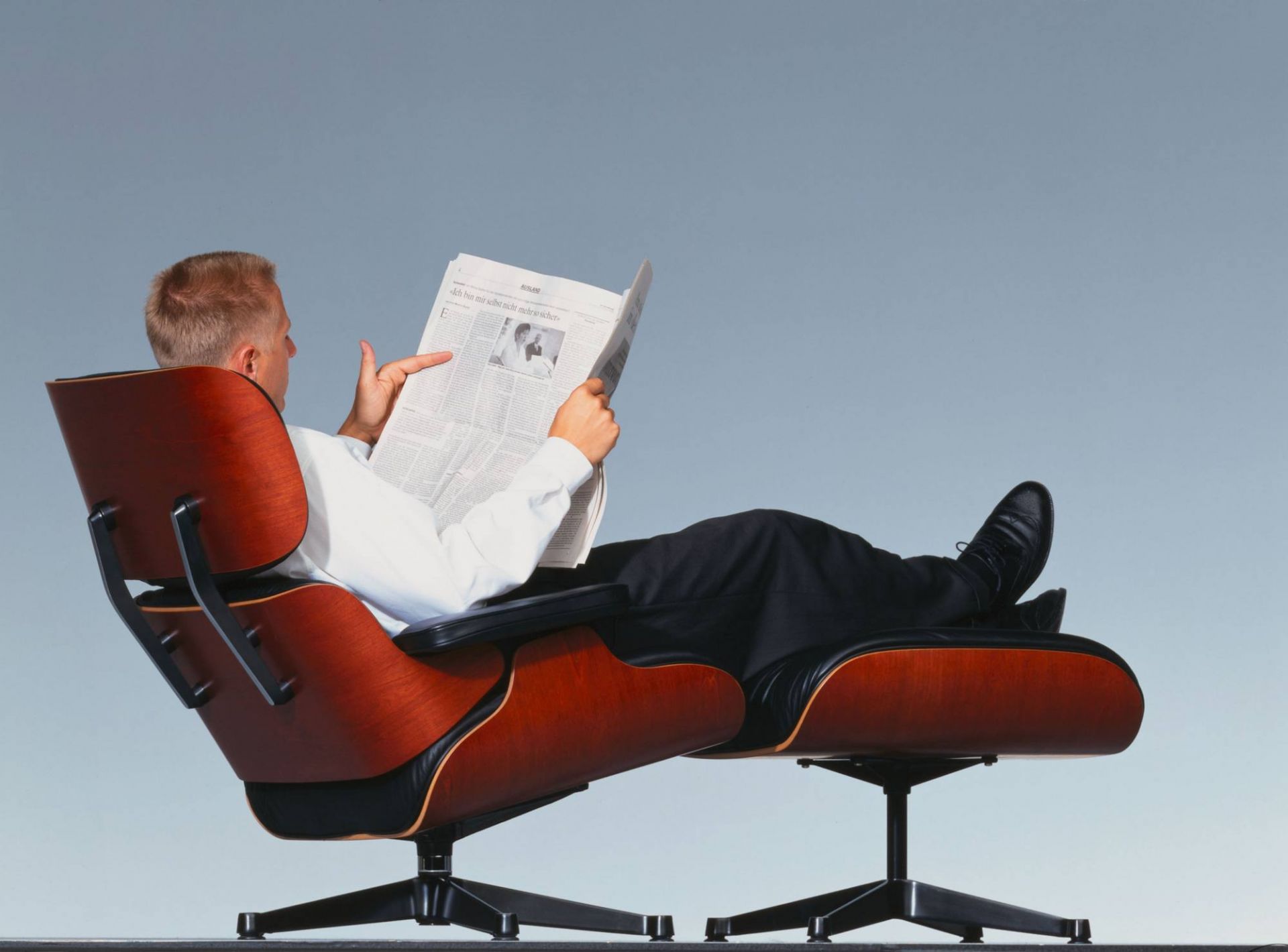Eames Lounge Chair & Ottoman Armchair Leder Premium Vitra Seiten poliert- schwarz Leder Premium F schwarz Kirschbaum
