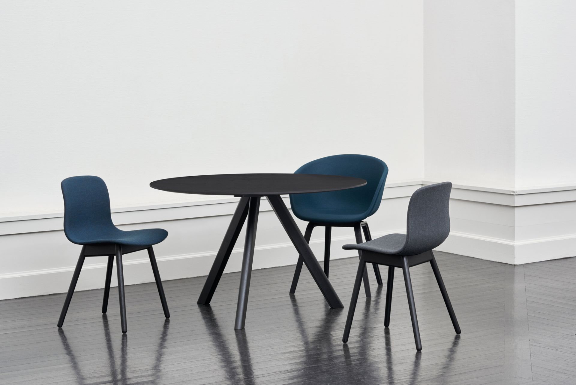 About A Chair AAC23 / AAC 23 Stuhl mit Vollpolster Hay About A Chair AAC23 / AAC 23 Stuhl mit Vollpolster Hay