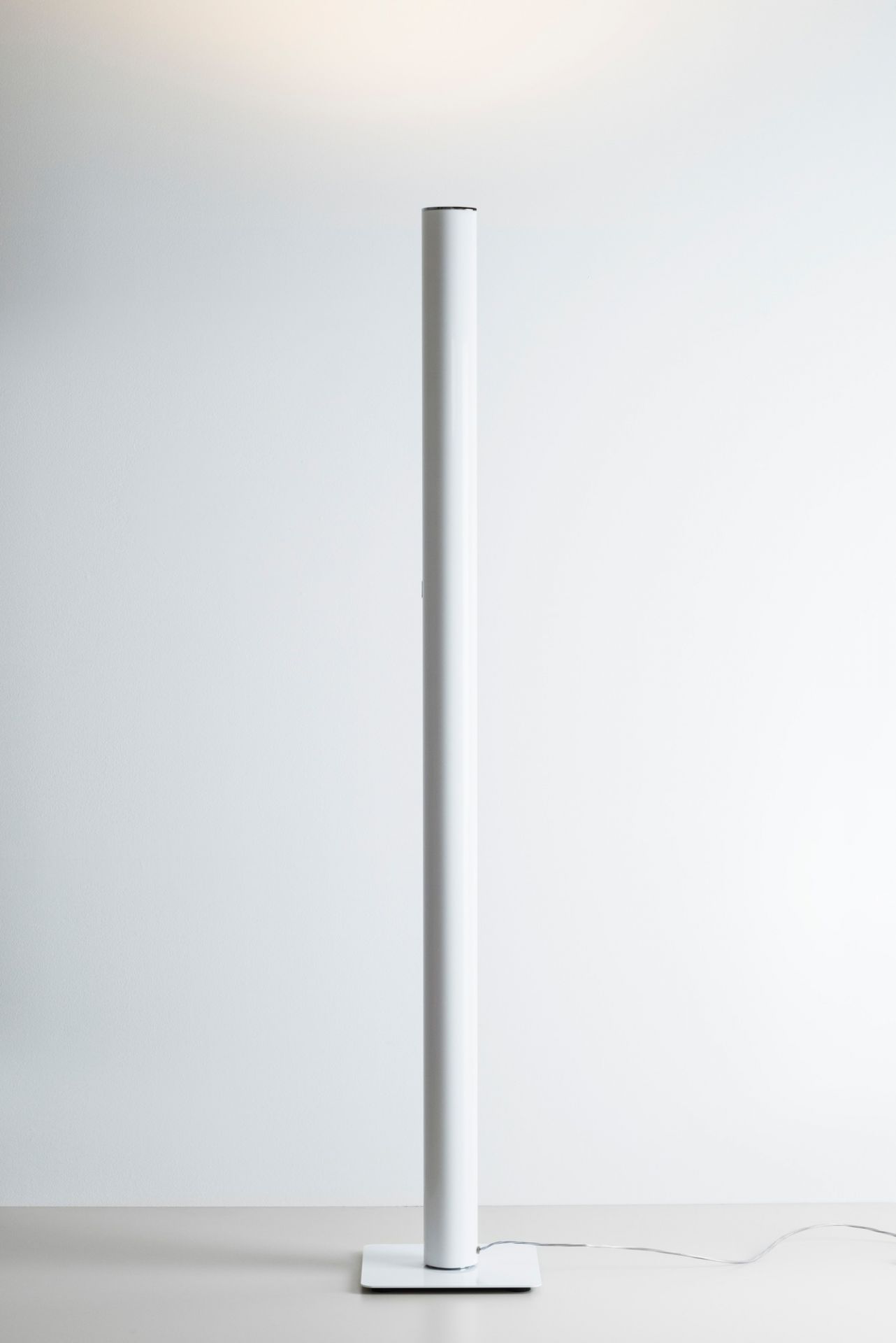 Weiße Ilio LED Stehleuchte von Artemide, minimalistisches Design für moderne Wohnräume.
