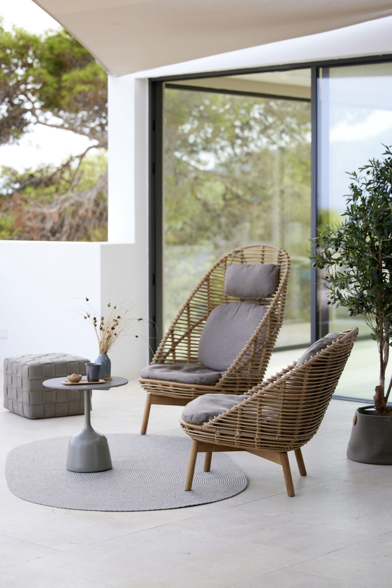 Hive Highbacksessel mit Beinen aus Teak Cane-Line