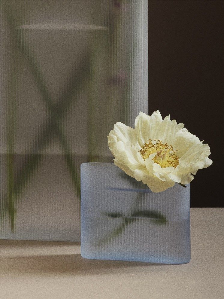 Ridge Vase Muuto Milchglas Hellblau H 35 cm