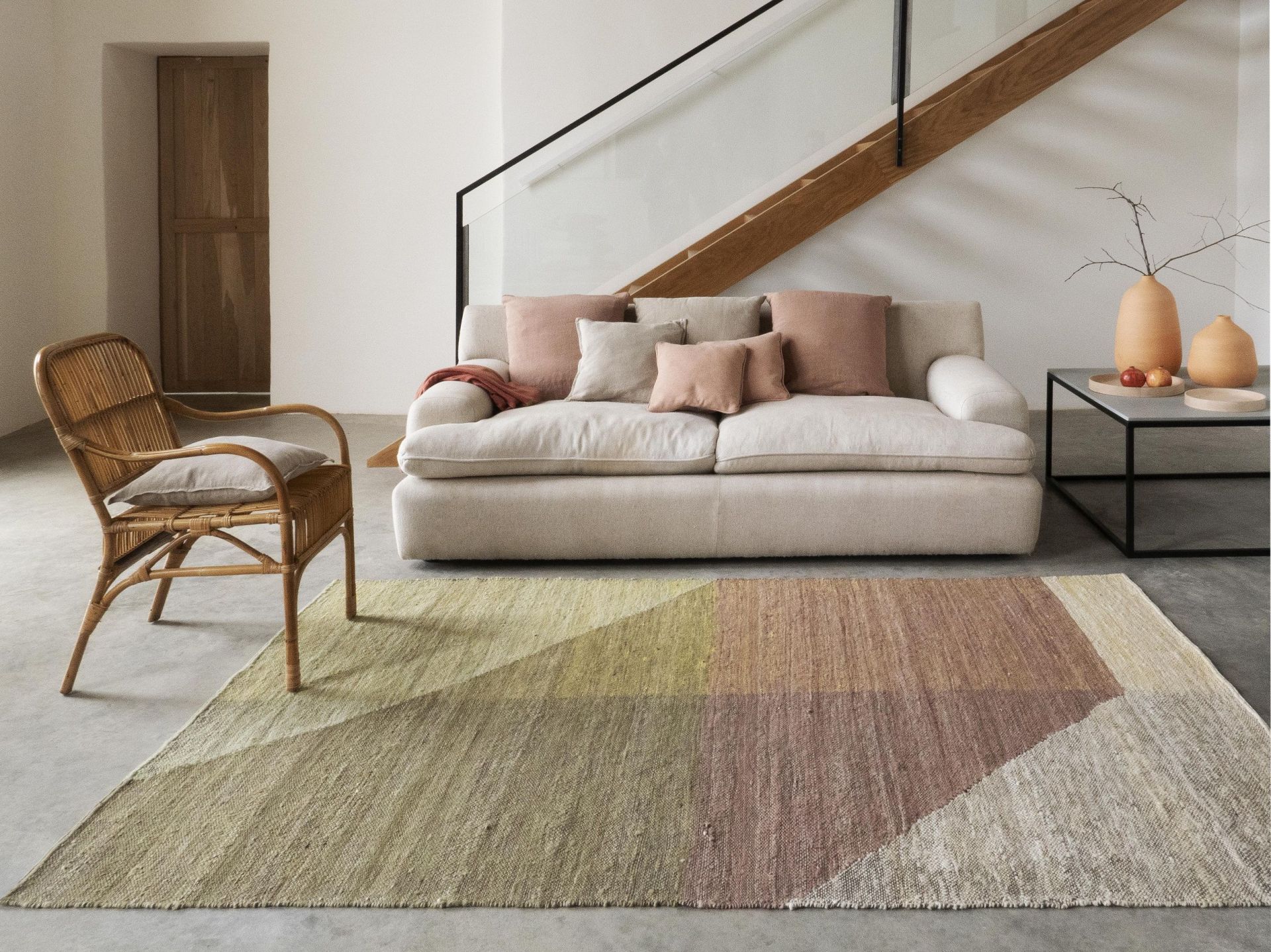 Capas 5 Teppich von Nanimarquina, 170x240 cm, mit geometrischem Muster in Wohnzimmer-Szene. Moderner Teppich für stilvolles Wohnen.