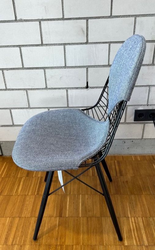 DKW-2 Wire Chair Stuhl mit Sitz und Rückenpolster HOPSAK DUNKELBLAU / ELFENBEIN Vitra AUSSTELLUNGSSTÜCK