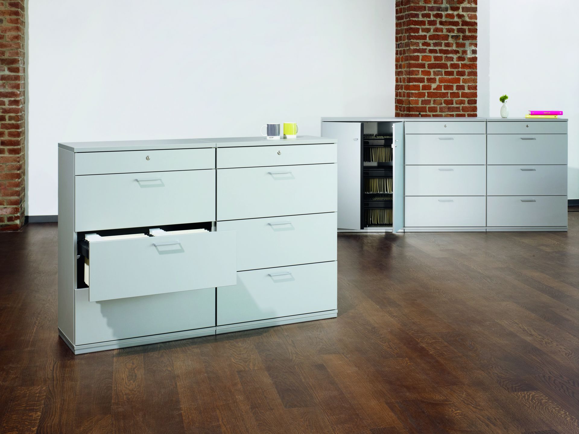 Acta Querrolladenschrank von König+Neurath: Grauer Büroschrank mit Schubladen und Rolladen für Büroorganisation und Aktenaufbewahrung.