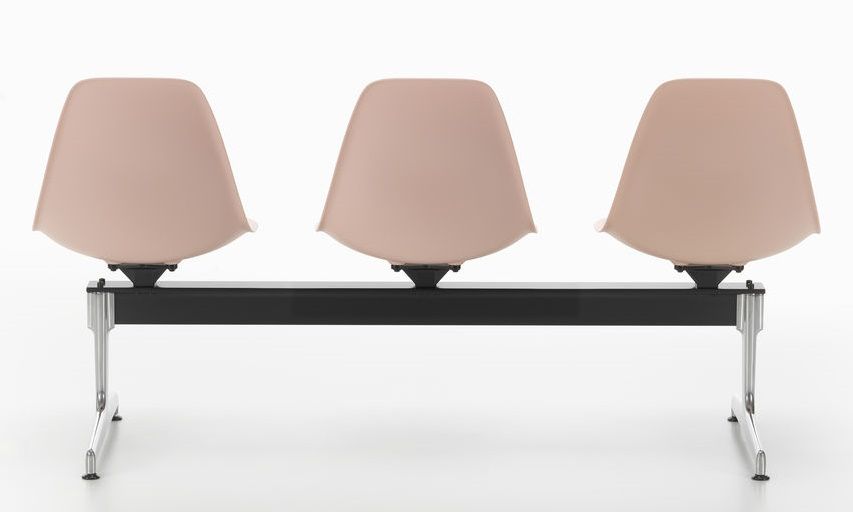 Eames Plastic Side Chair RE auf Traverse Vitra 