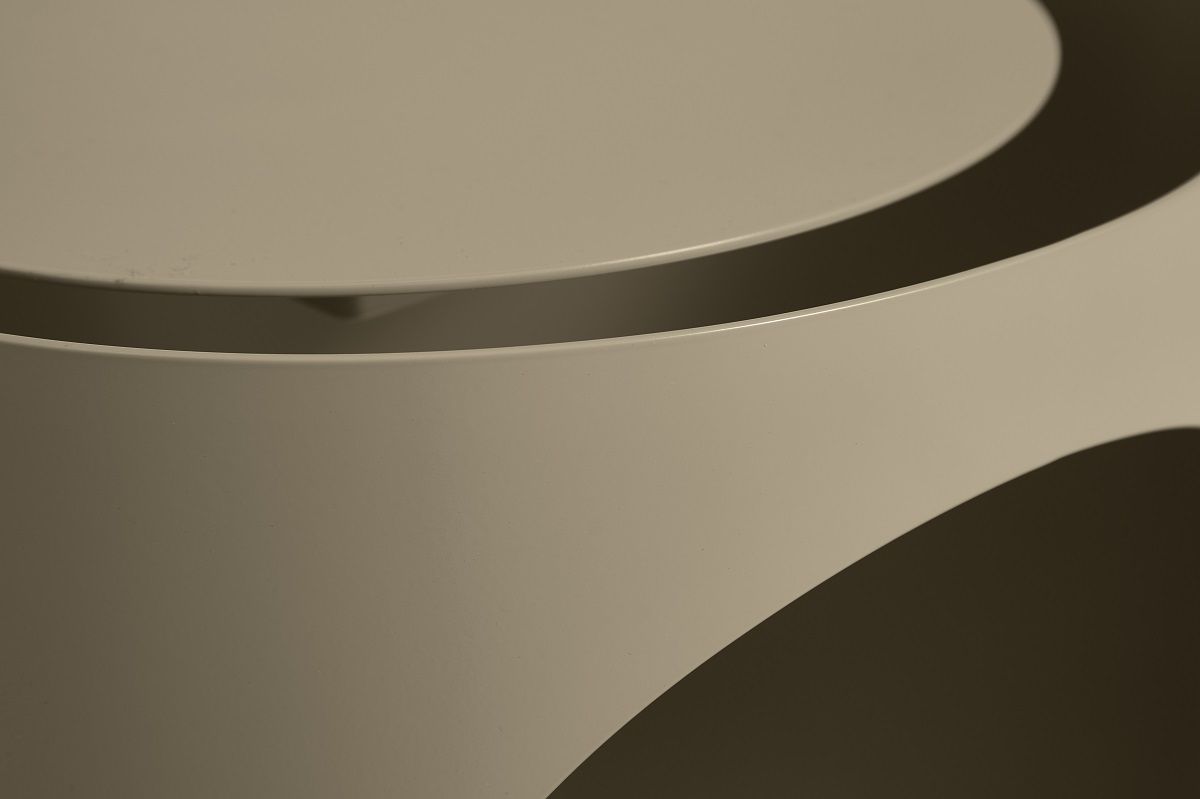 Detailaufnahme: Tabl / Hidn Side Table, graubeiger Beistelltisch von Woud, modernes Design.