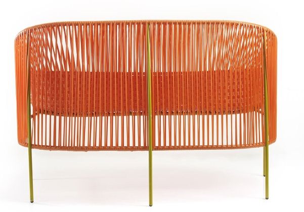 Caribe 2-Sitzer Outdoor Bank in Orange mit gelben Beinen. Gartenmöbel für Terrasse und Balkon.
