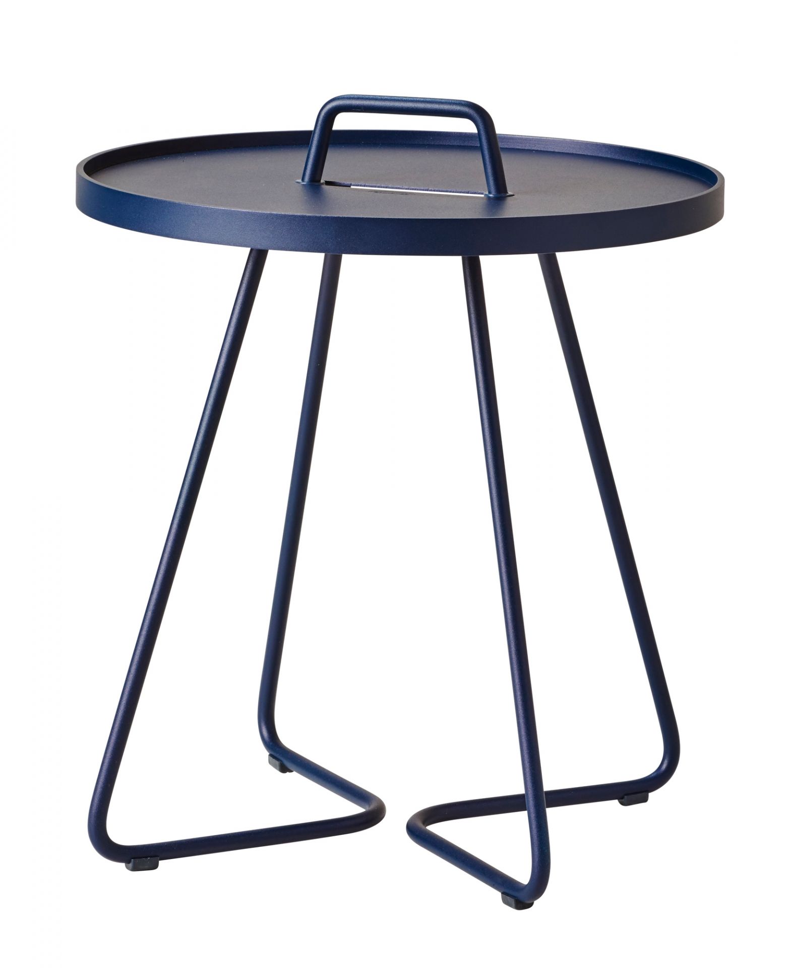 Cane-Line On-The-Move Beistelltisch in Mitternachtsblau, ideal für den Outdoor-Bereich, mit praktischem Tragegriff.