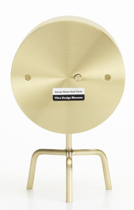 Rückansicht der goldenen Tripod Clock Tischuhr von Vitra mit drei Beinen und Einstellknopf.