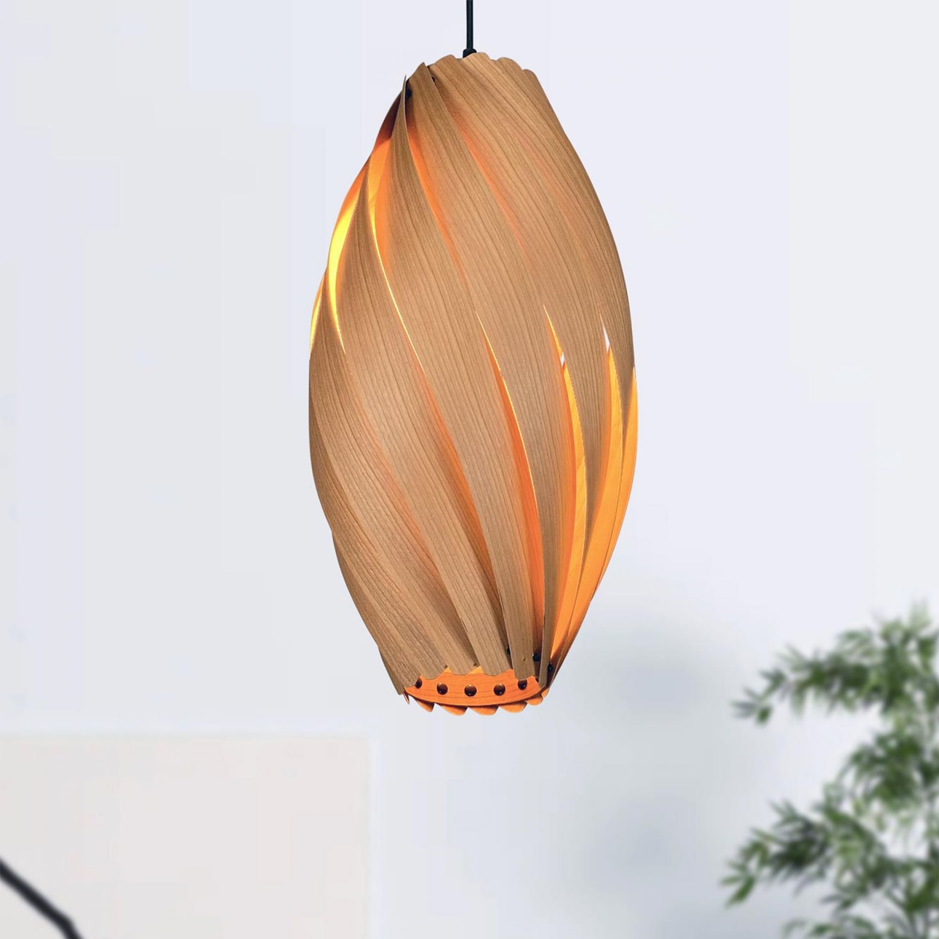Ardére Hängeleuchte aus Kirschbaumholz, längliche Form, moderne Pendelleuchte für Wohnzimmer und Esszimmer.