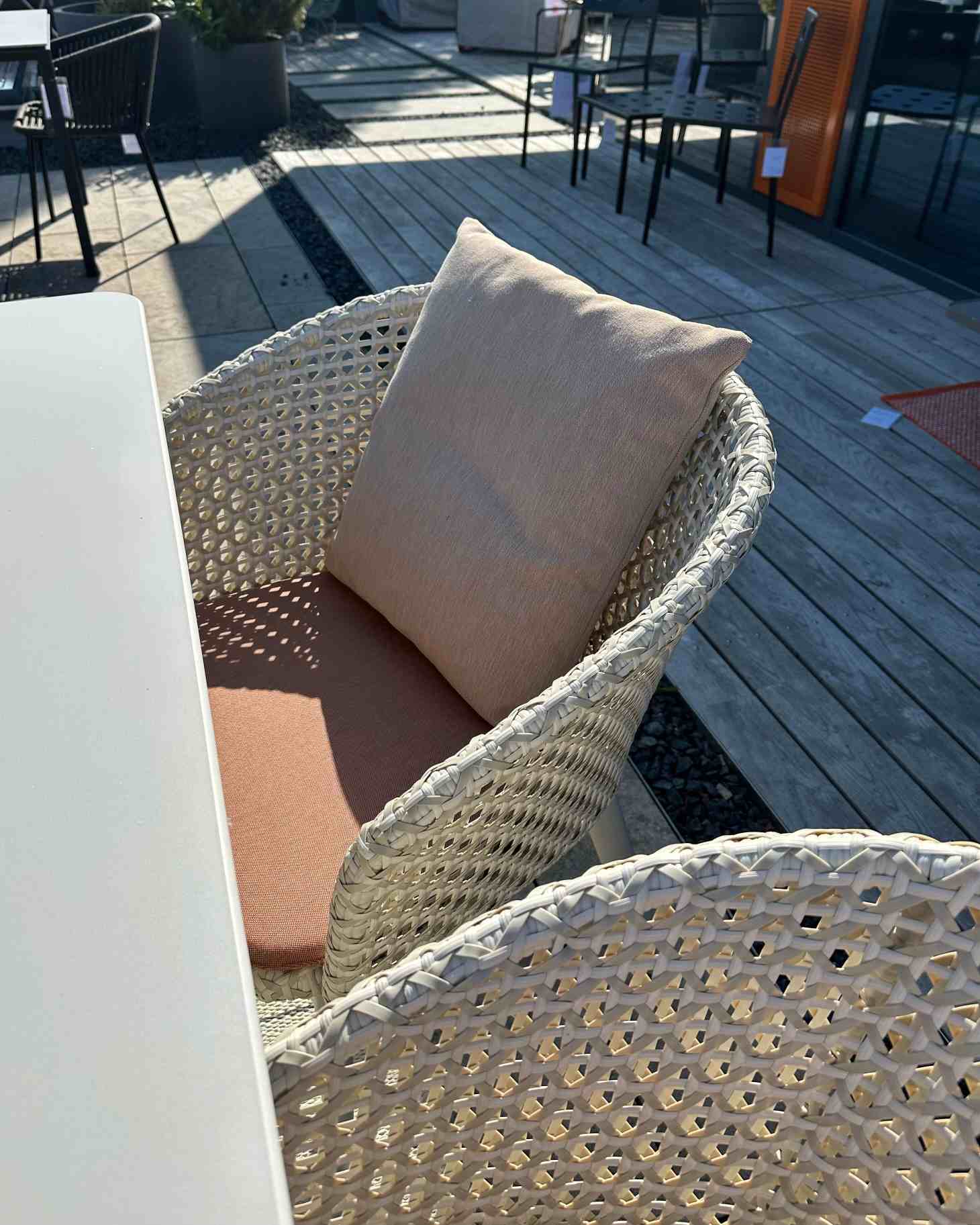 Bellmonde Tisch und Mbrace Armlehnstuhl Kombination Outdoor Dedon AUSSTELLUNGSSTÜCK