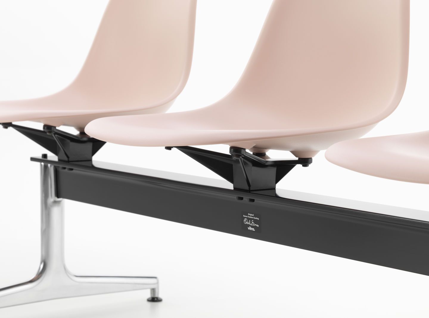 Eames Plastic Side Chair RE auf Traverse Vitra 