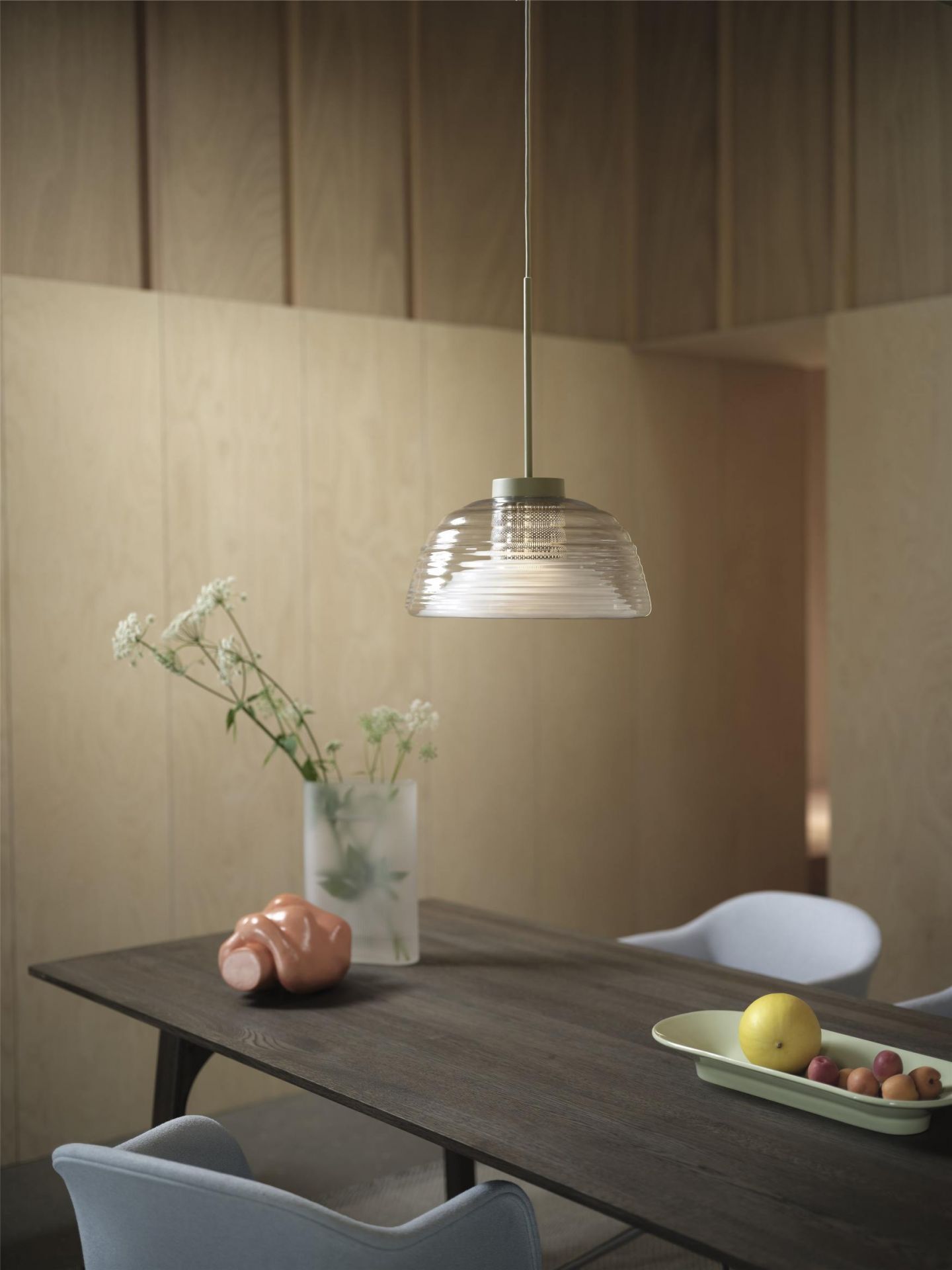Ridge Vase Muuto Milchglas Hellblau H 35 cm