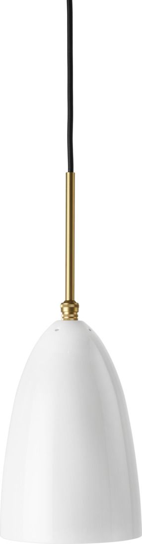 Nahaufnahme der Gräshoppa Pendelleuchte von Gubi, alabasterweiß glänzend, mit schwarzem Kabel und goldenen Details.