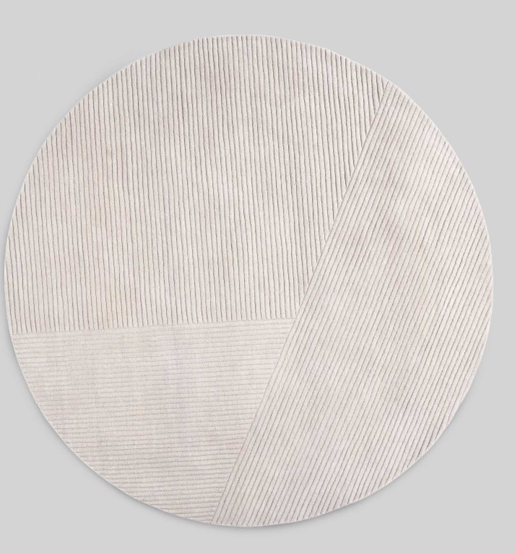 Row Rund Teppich hellgrau von Northern: Detailansicht des modernen, runden Teppichs mit linearem Muster.