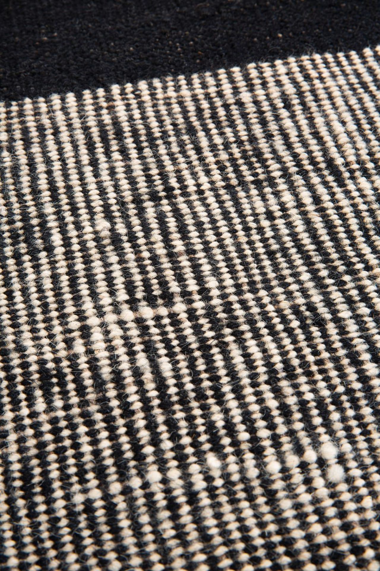 Black Dots kilim Teppich Ethnicraft