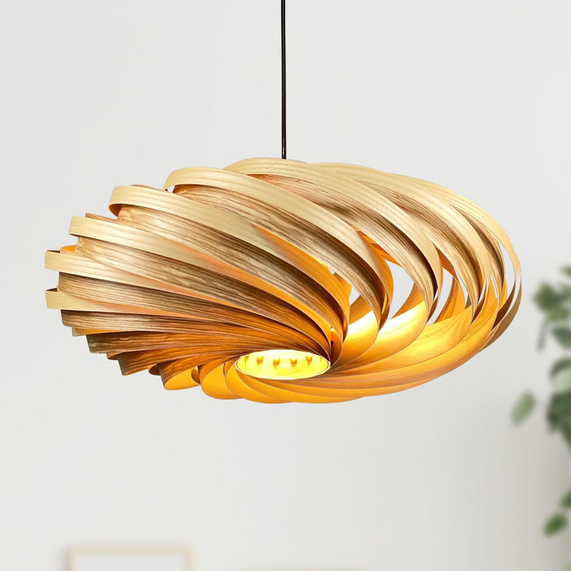 Veneria Hängeleuchte aus Olivesche, moderne Holzlampe mit einzigartigem Design für stilvolle Innenraumbeleuchtung.
