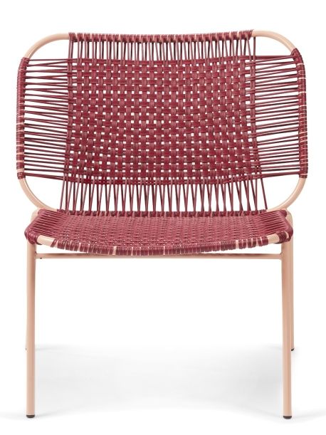 Cielo Lounge Chair, niedriger Outdoor Stuhl in Rot-Pink Sand, geflochtene Sitzfläche.