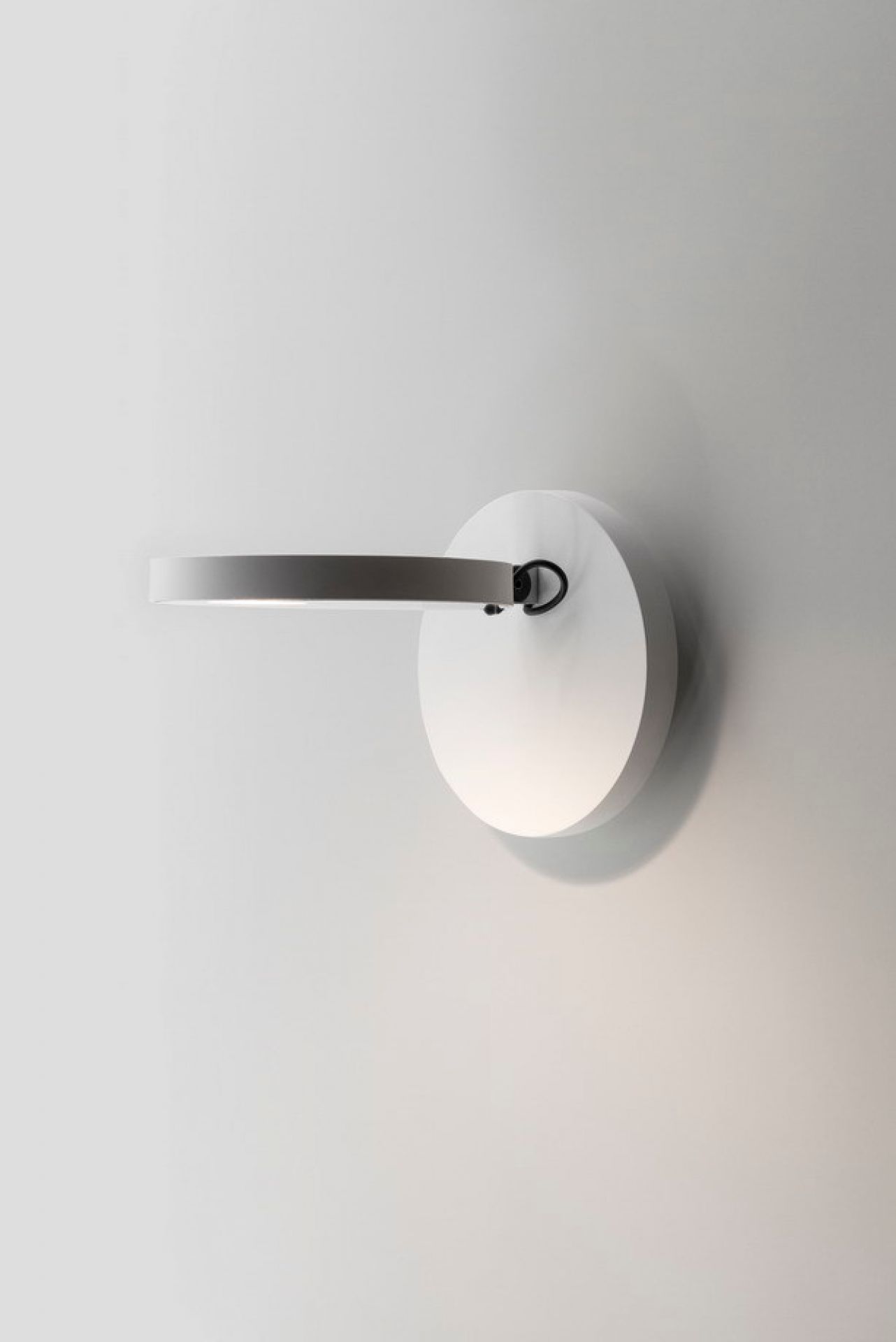 Weiße Demetra Wandleuchte von Artemide mit Schalter, modernes Design für Schlafzimmer und Wohnzimmer.