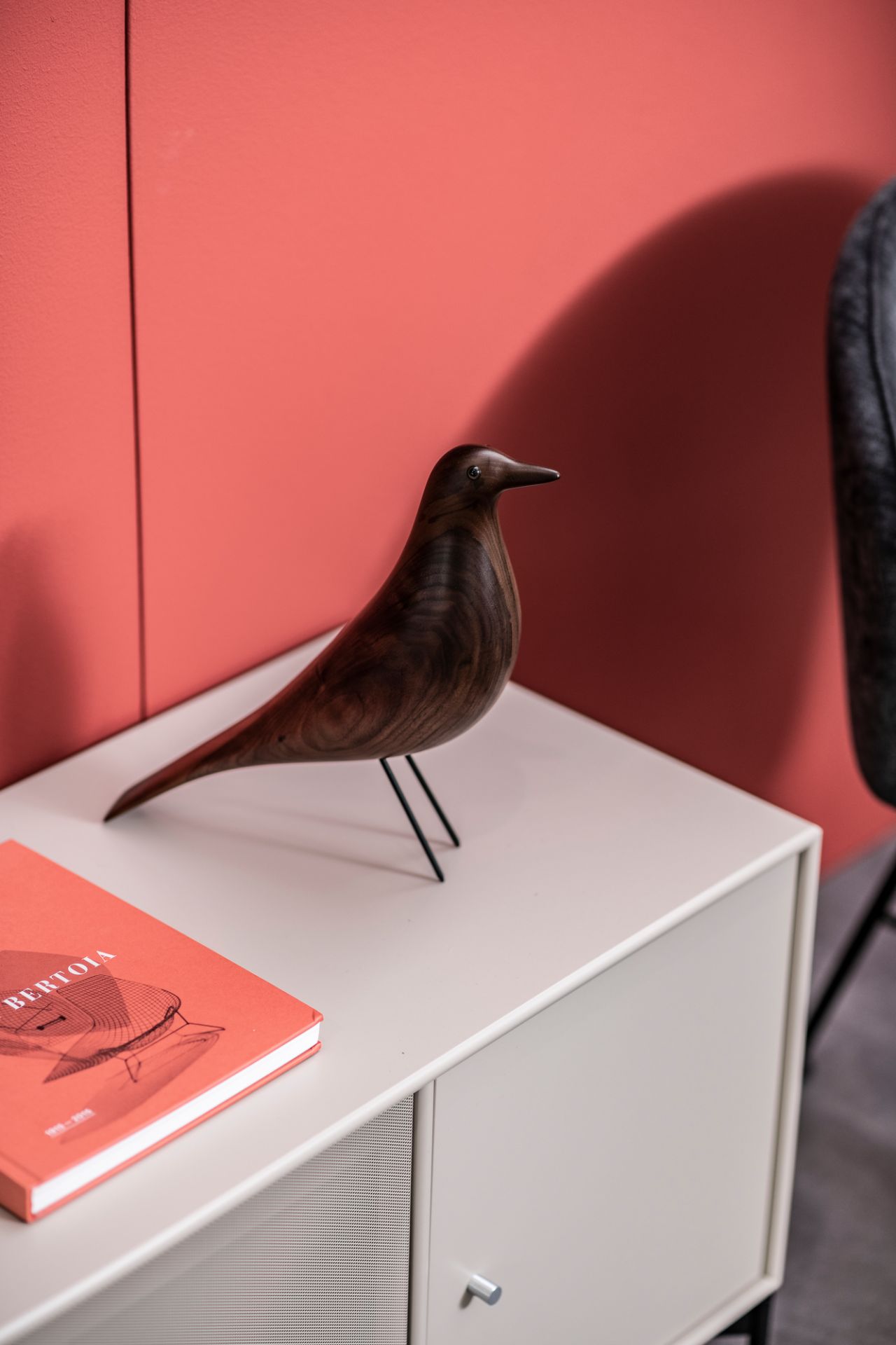 Eames House Bird Skulptur Nussbaum Vitra