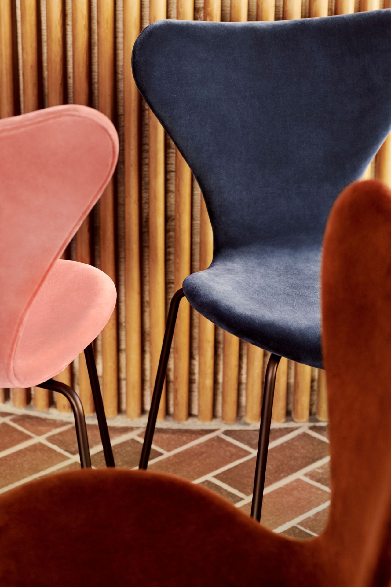 Series 7 3107 Belfast Stuhl Vollpolster Samt Fritz Hansen dunkel pflaume