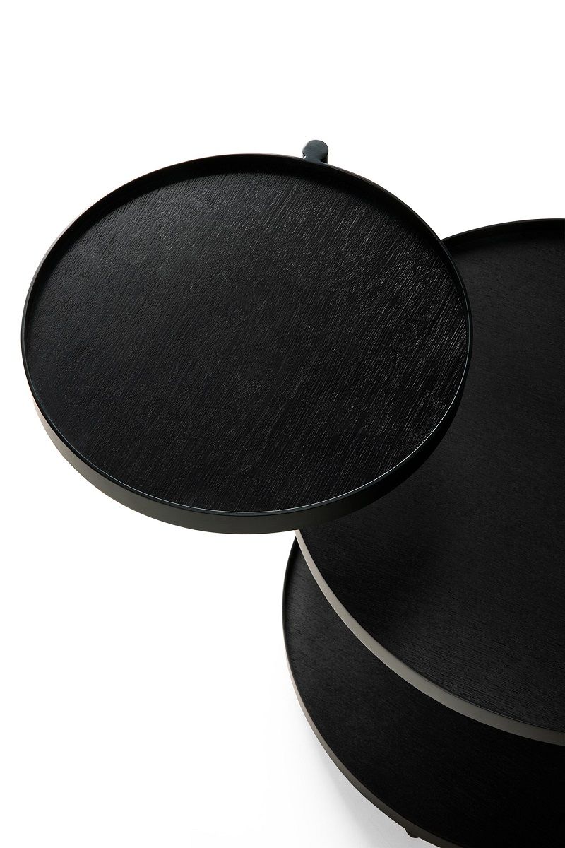 Detailaufnahme des schwarzen Ethnicraft Swivel Beistelltischs / Tabletttischs mit runden Tischplatten. Modernes Designmöbel für Wohnzimmer.