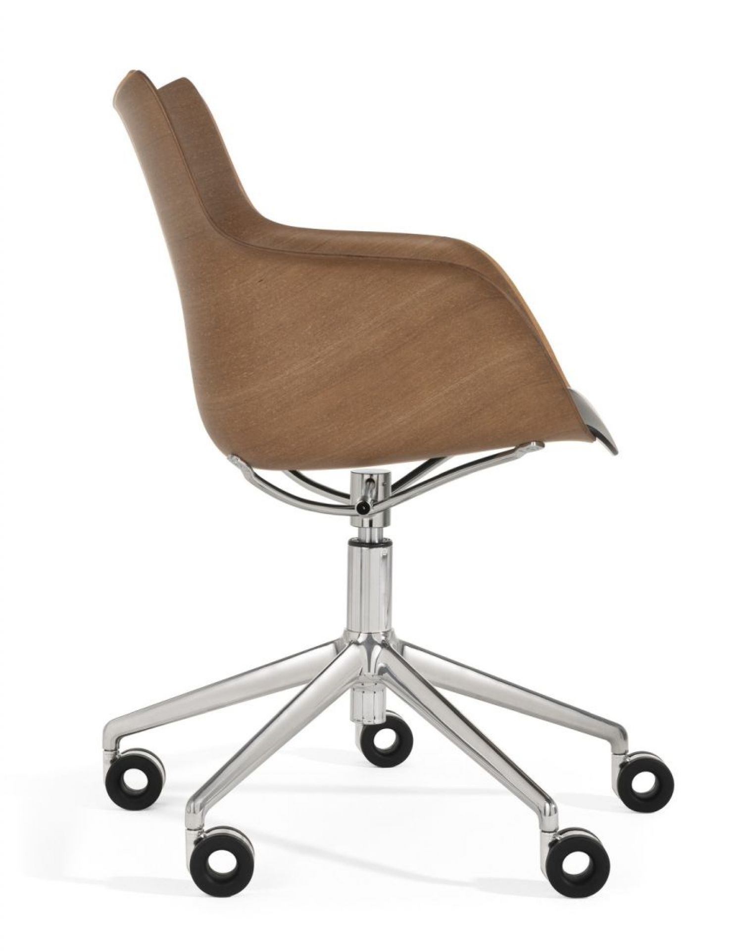 Q/Wood Drehstuhl: Dunkelbrauner Holz-Bürostuhl mit verchromtem Gestell und Rollen, seitliche Ansicht.