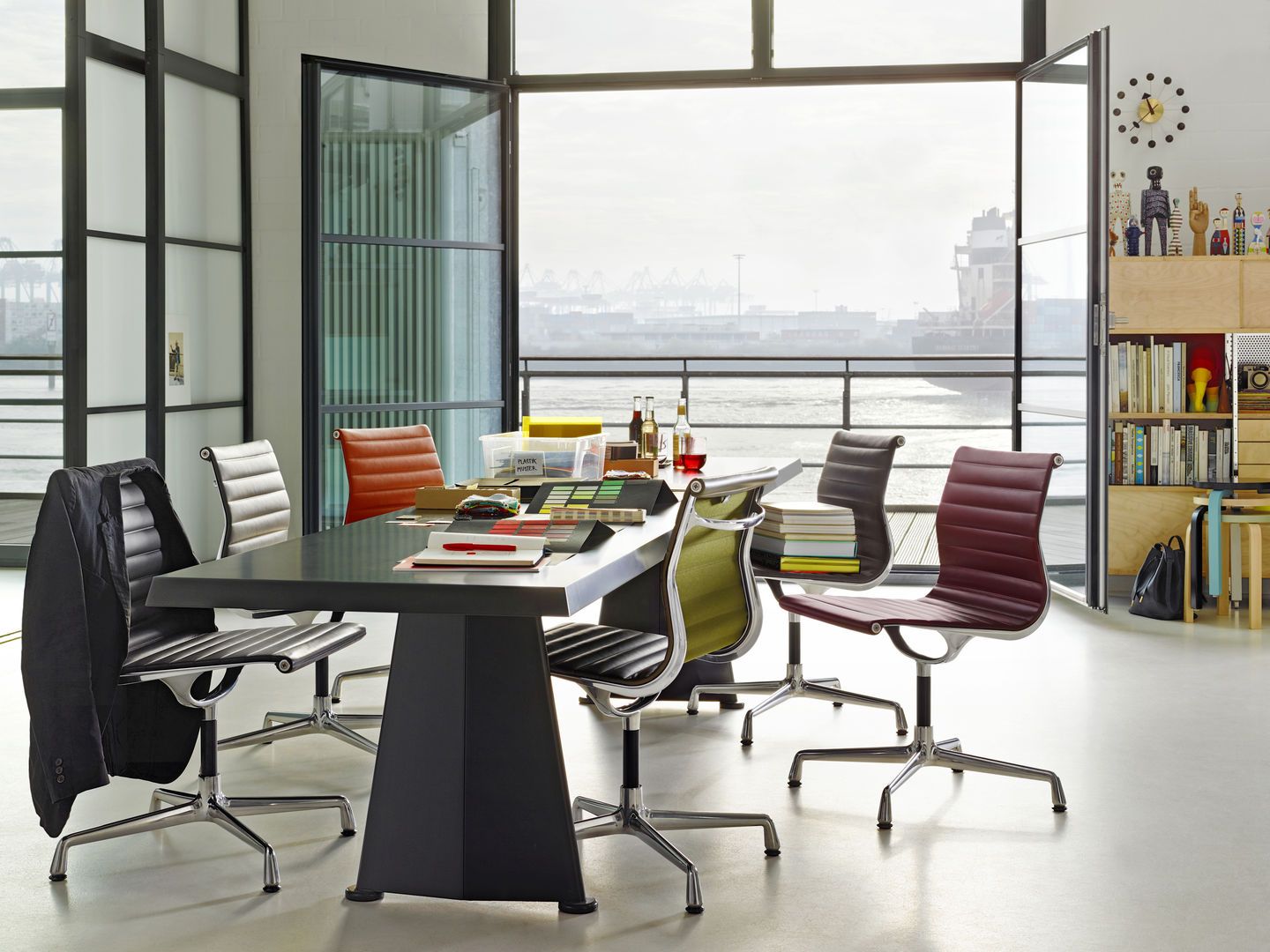 Aluminium Chair EA 104 / EA104 Stuhl Vitra