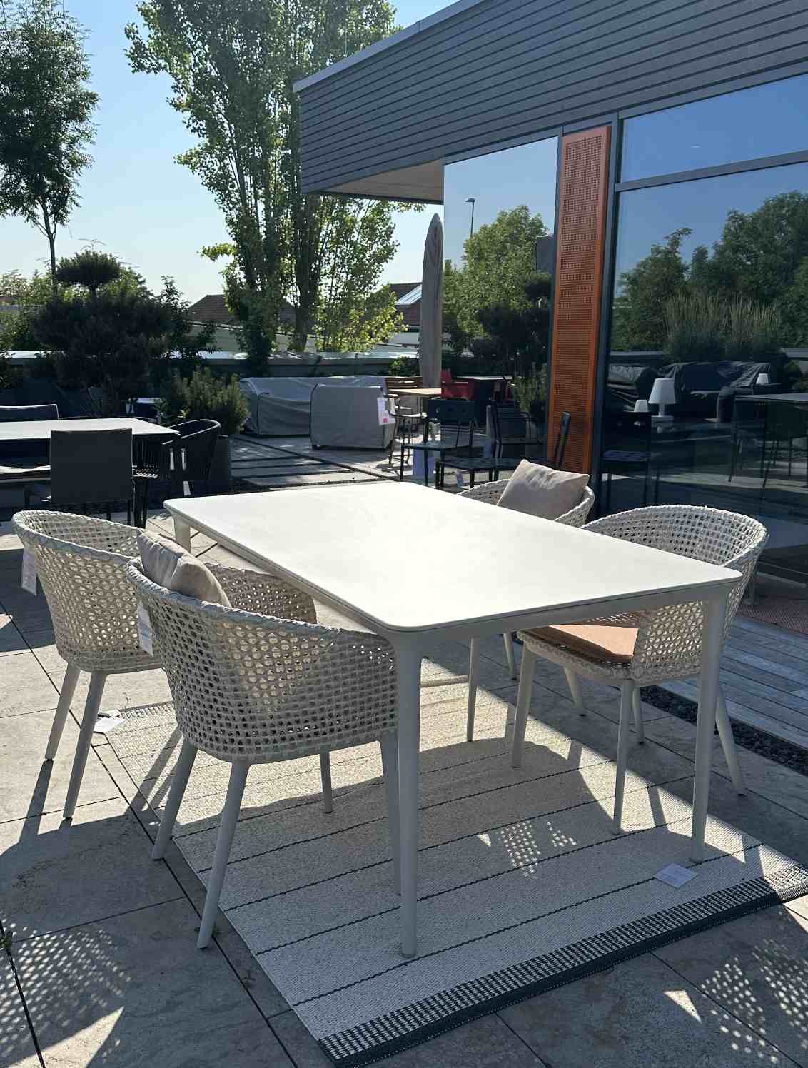 Bellmonde Tisch und Mbrace Armlehnstuhl Kombination Outdoor Dedon AUSSTELLUNGSSTÜCK