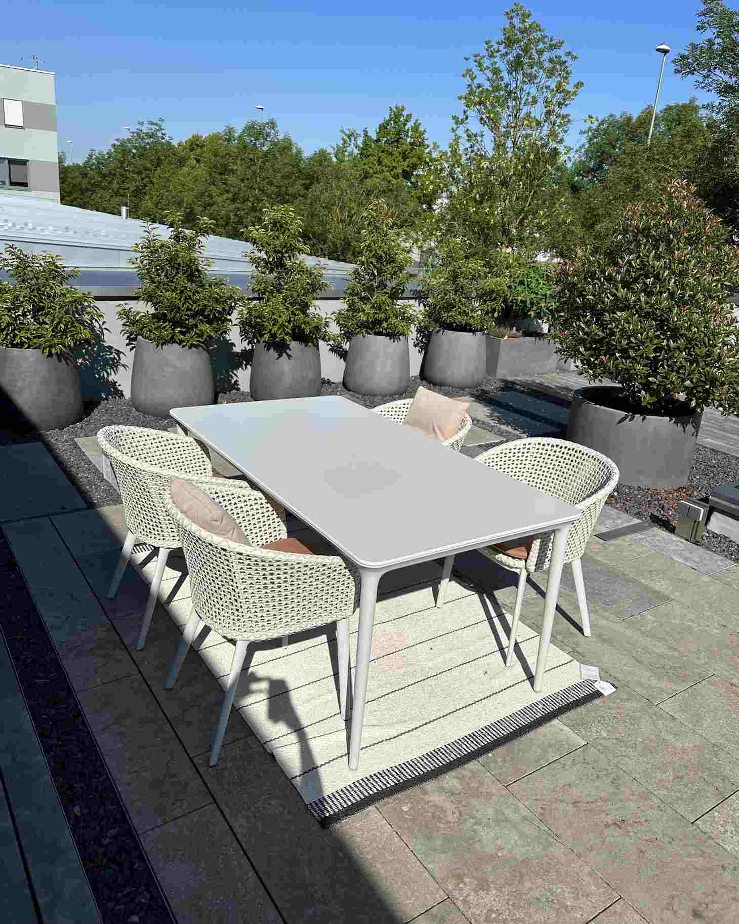 Bellmonde Tisch und Mbrace Armlehnstuhl Kombination Outdoor Dedon AUSSTELLUNGSSTÜCK
