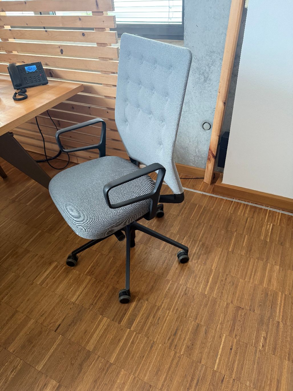 ID Chair - ID Trim Bürodrehstuhl mit Ringarmlehnen Vitra AUSSTELLUNGSSTÜCK / GEBRAUCHTMÖBEL