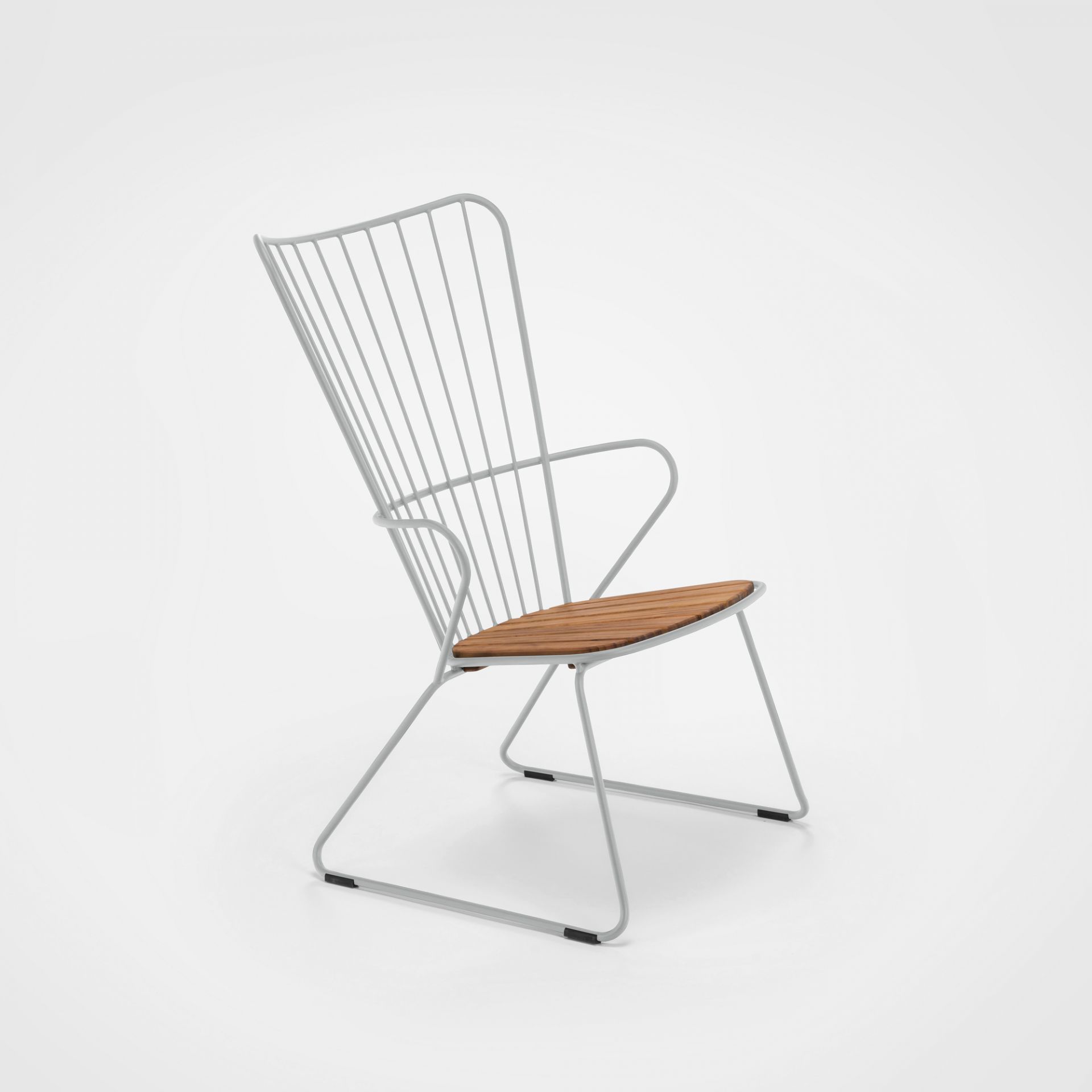 Weißer Paon Outdoor Lounge Chair von Houe mit Holz-Sitzfläche, Gartenmöbel für Terrasse und Balkon.