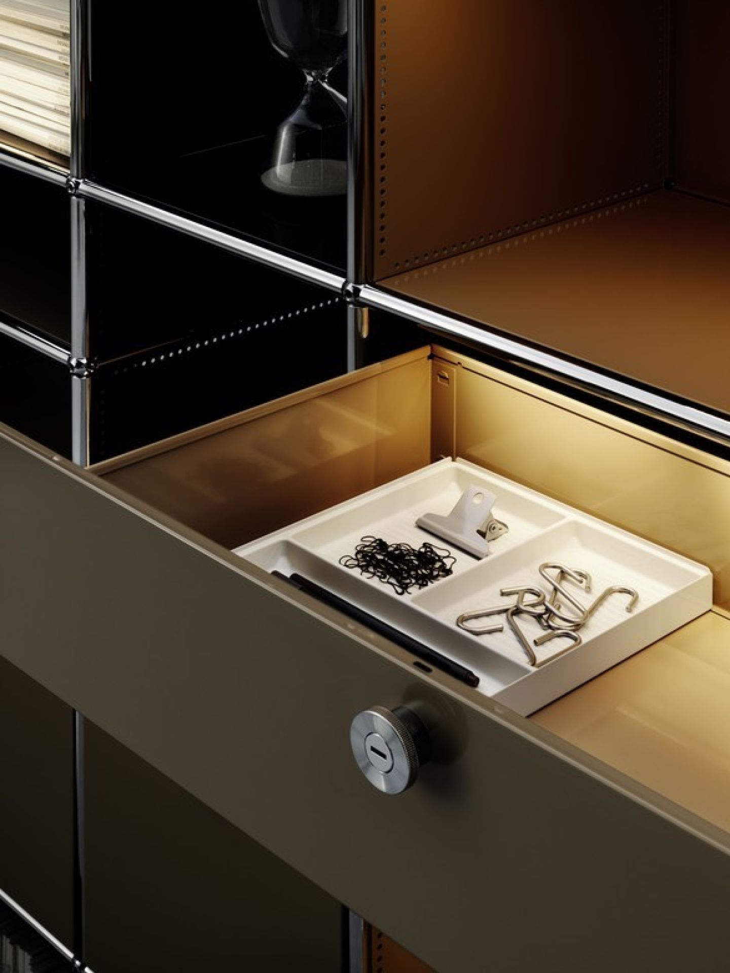 E Sideboard beleuchtet mit 9 Schubladen rubinrot USM Haller
